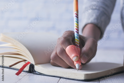 Fotografie childing using writing corrector pen holder postures grip