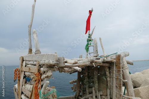 La capanna sugli scogli del mare. osta adriatica, sud Europa, Italia photo