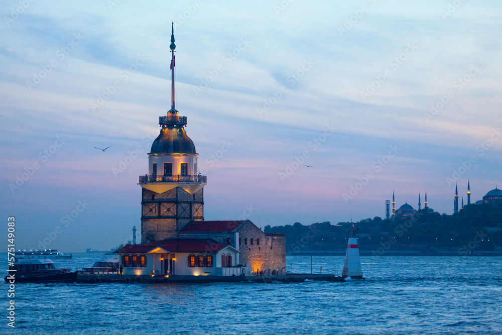 Fototapeta premium Maiden's Tower in Istanbul at sunset