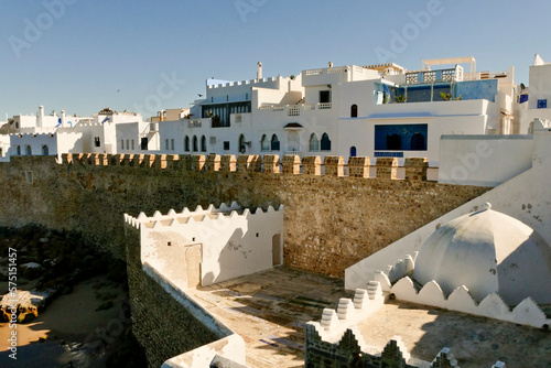 Assillah, la perla bianca dell'Atlantico. Marocco. Case bianche con finiture indaco e verde e pitture murali fanno di questa piccola città un esempio di bellezza architettonica photo