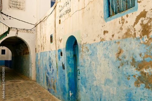 Assillah, la perla bianca dell'Atlantico. Marocco. Case bianche con finiture indaco e verde e pitture murali fanno di questa piccola città un esempio di bellezza architettonica photo
