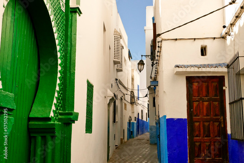 Assillah, la perla bianca dell'Atlantico. Marocco. Case bianche con finiture indaco e verde e pitture murali fanno di questa piccola città un esempio di bellezza architettonica