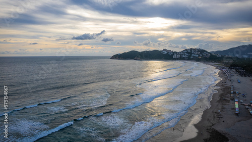 vista aérea de atardecer en playa de Acapulco © Kenneth