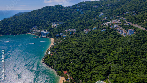 Selva cerca de playa, perspectiva aérea