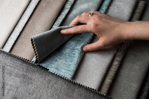 Fotografía The designer chooses the fabric for the interior