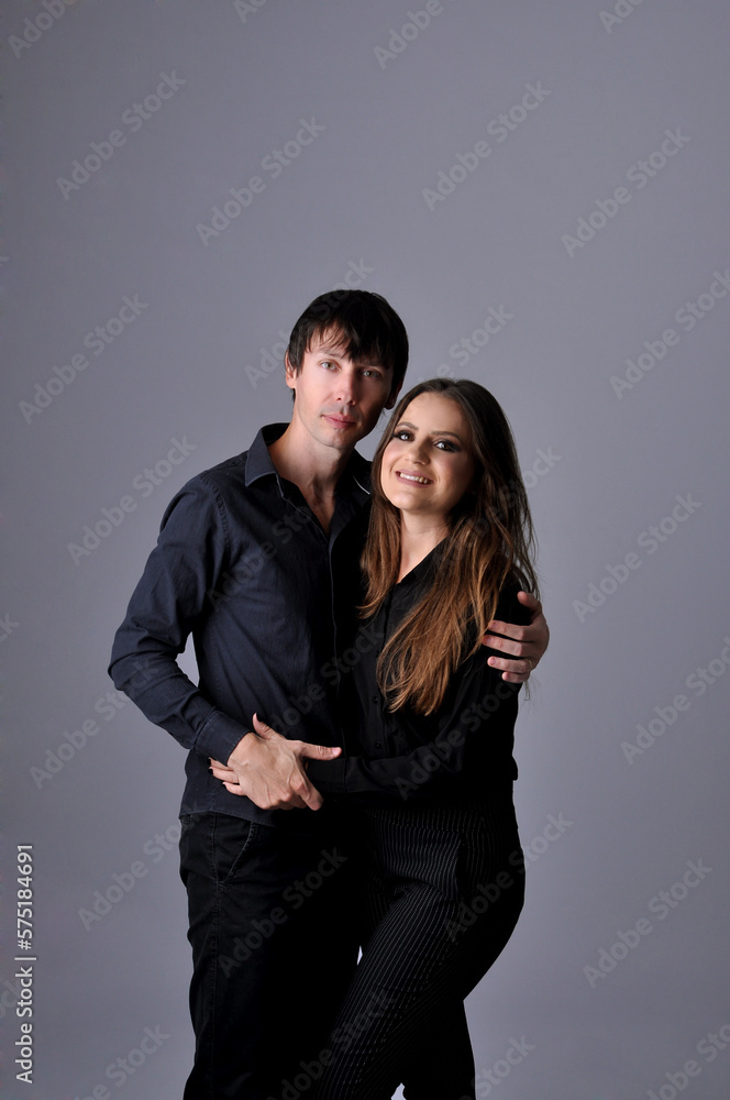 casal apaixonado ensaio retrato de estúdio com fundo neutro cinza casal apaixonado ensaio retrato de estúdio com fundo neutro cinza