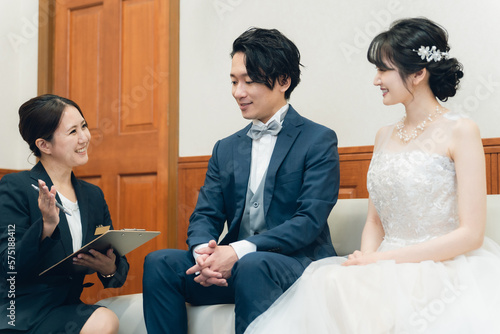 Fotografi 結婚式場・ホテルで働くスーツ姿のコンシェルジュ・ホテルマン・ホテリエ・ウェディングプランナーの男女