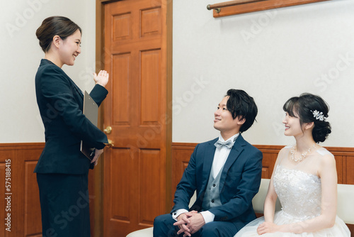 Fotografi 結婚式場・ホテルで働くスーツ姿のコンシェルジュ・ホテルマン・ホテリエ・ウェディングプランナーの男女