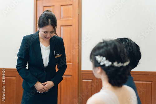 Billede på lærred 結婚式場・ホテルで働くスーツ姿のコンシェルジュ・ホテルマン・ホテリエ・ウェディングプランナーの男女