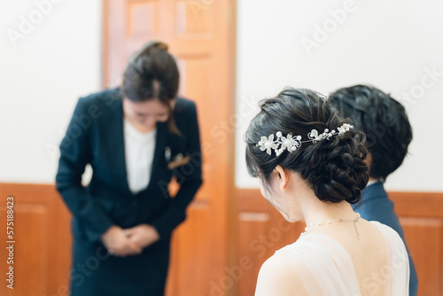 Billede på lærred 結婚式場・ホテルで働くコンシェルジュ・ホテルマン・ホテリエ・ウェディングプランナーの女性（挨拶）