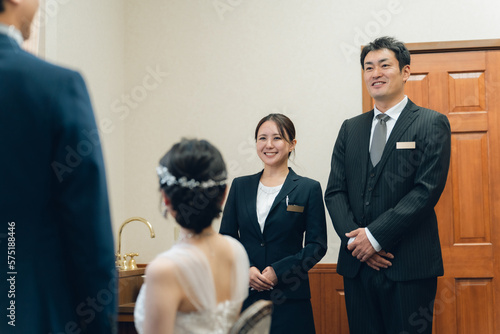 Billede på lærred 結婚式場・ホテルで働くスーツ姿のコンシェルジュ・ホテルマン・ホテリエ・ウェディングプランナーの男女