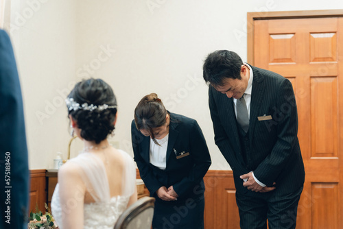 Billede på lærred 結婚式場・ホテルで働くコンシェルジュ・ホテルマン・ホテリエ・ウェディングプランナーの男女（挨拶）