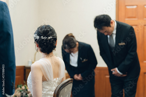 Fotografi 結婚式場・ホテルで働くコンシェルジュ・ホテルマン・ホテリエ・ウェディングプランナーの男女（挨拶）