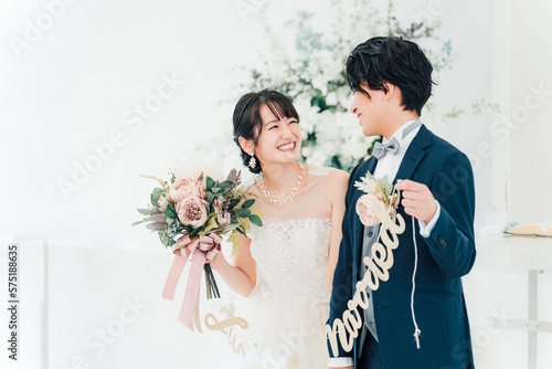 Fotografie 結婚式場でガーランドを持つ新郎新婦（ブライダル・ウェディング）