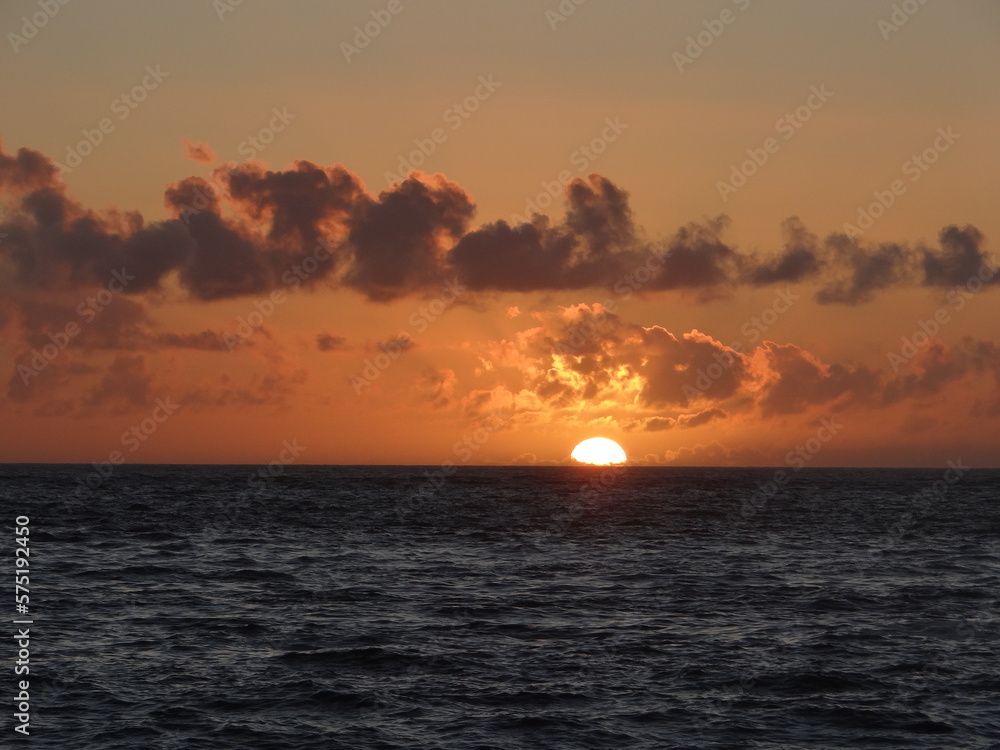 Naklejka premium sunset over the ocean