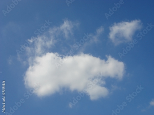 青空に美しい形の雲 © Tetsuya