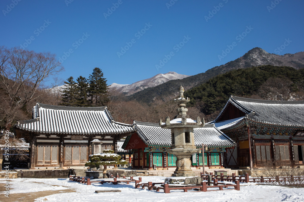 Obraz premium 한국의 유명 사찰중의 하나인 지리산 화엄사의 겨울모습