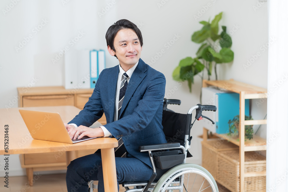車椅子に座り仕事をするビジネスマン
車椅子に座り仕事をするビジネスマン