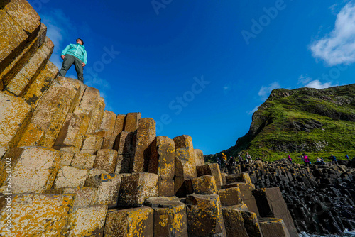 Bilde på lerret Woman stands on rocks in Giant's causeway