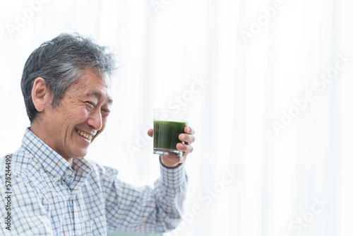 青汁を持つミドルの日本人男性