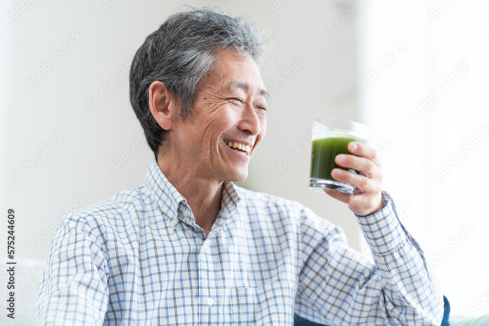 青汁を持つミドルの日本人男性 青汁を持つミドルの日本人男性