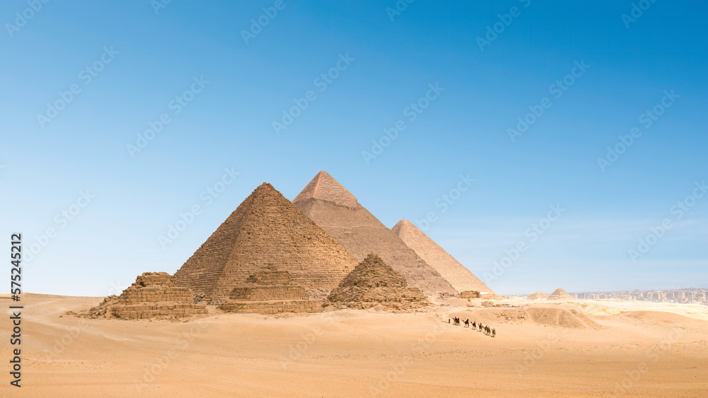 A view of the Pyramids of Giza, Egypt.	 - obrazy, fototapety, plakaty 
