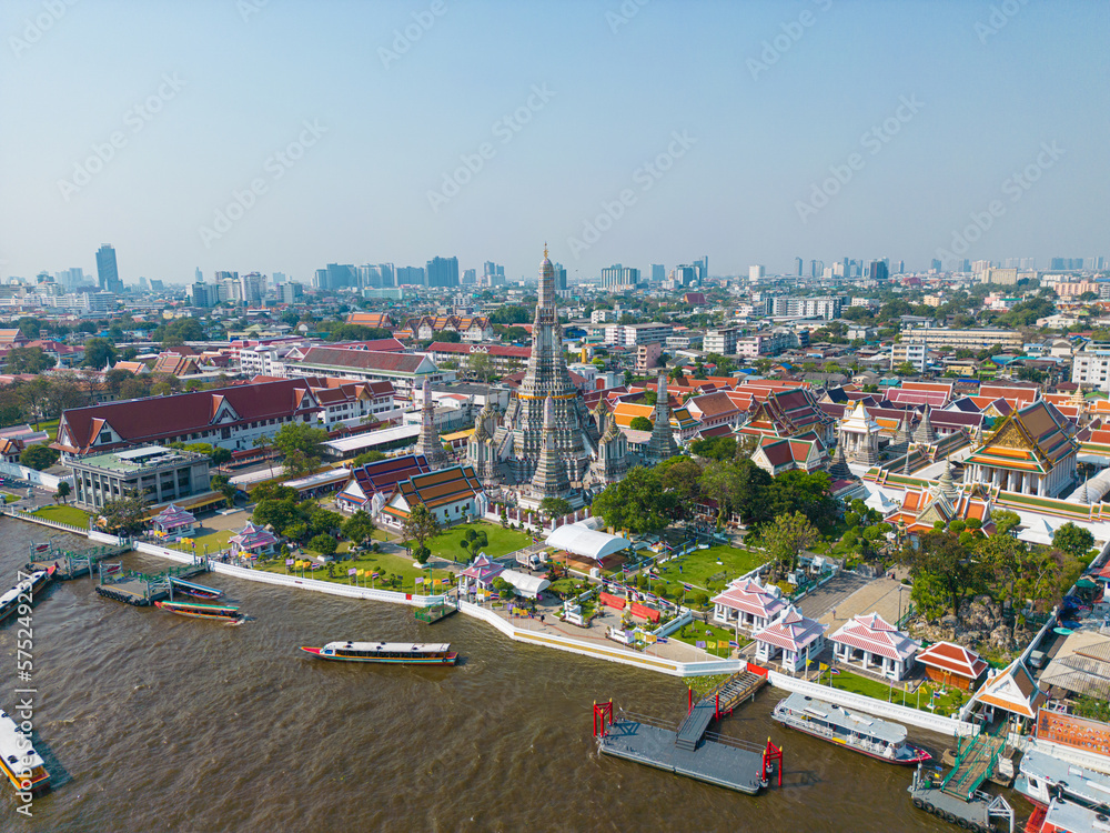 Obraz premium Aerial view Wat Arun Buddhist temple sunny day sightseeing city travel
