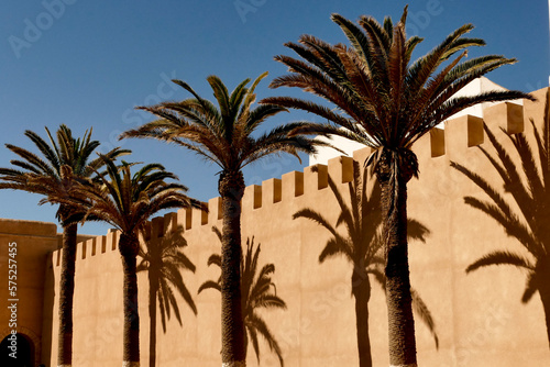 Mura e palazzi di Essaoiura, l'arcitettura della città è marcata da bei palazzi in stile rococò portoghese e dalle mura difensive costruite da Muhammed III a metà del 1700 photo