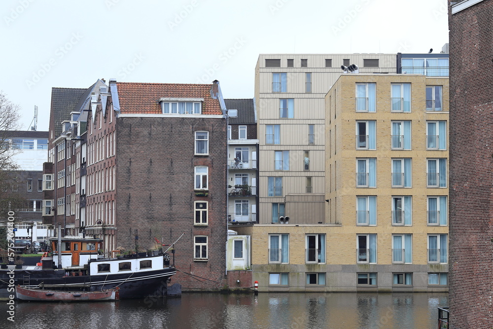 Naklejka premium Amsterdam Uilenbrugergracht Canal View with Building Facades and Boats, Netherlands