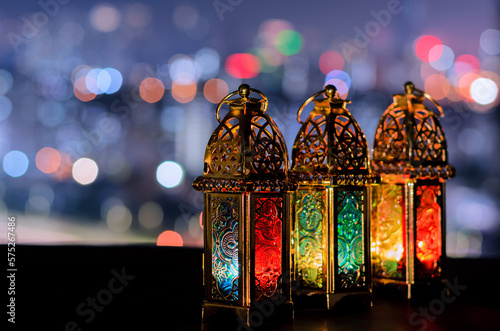 Lanterns with night sky and city bokeh light background for the Muslim feast of the holy month of Ramadan Kareem. © baramyou0708