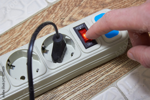 Φωτογραφία turn off to the extension cord,saving electricity, the stick presses the button