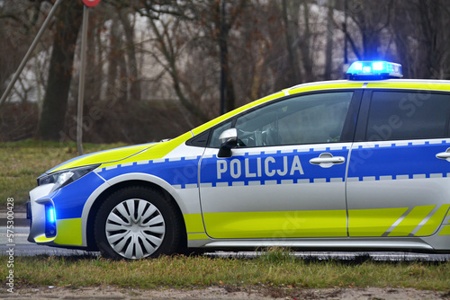 Radiowóz polskiej policji drogowej z policjantem, nowy podczas służby w mieście. Nowe barwy. 