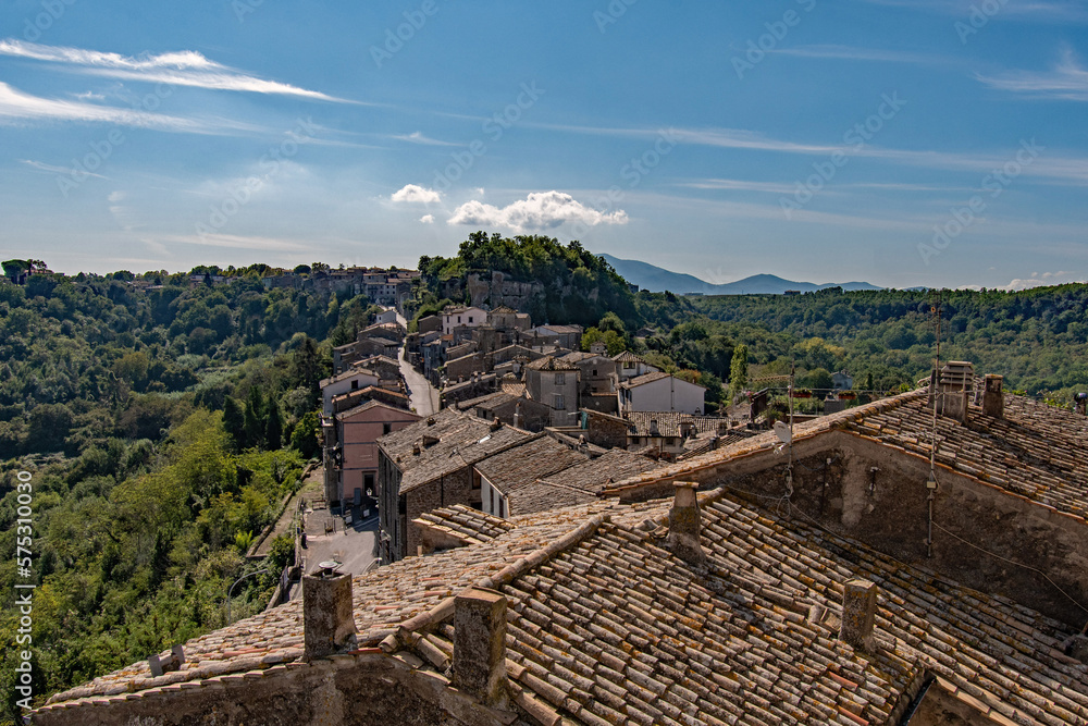 Blick über die Dächer der Altstadt von Bomarzo in Latium in Italien