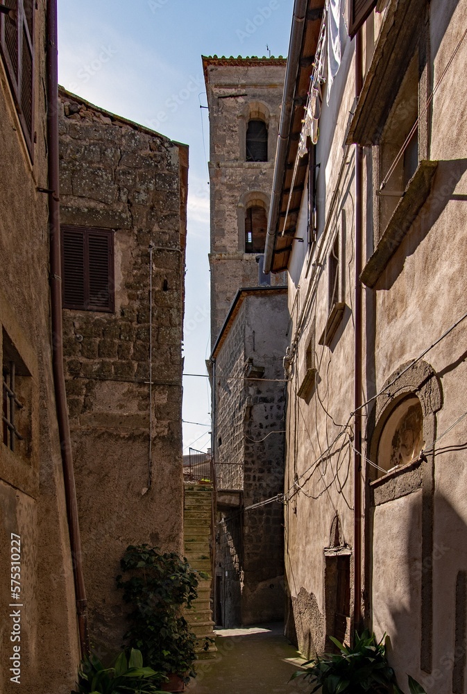 Gasse in der Altstadt von Bomarzo in Latium in Italien