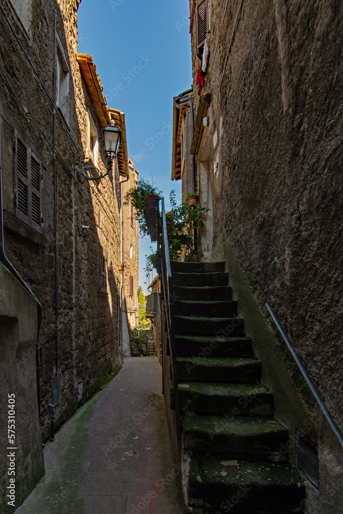 Gasse in der Altstadt von Bomarzo in Latium, Italien 