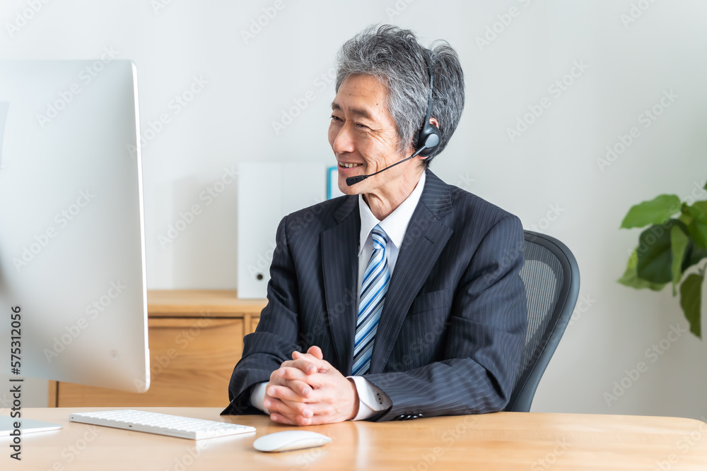 ヘッドセットをつけた日本人シニア ヘッドセットをつけた日本人シニア