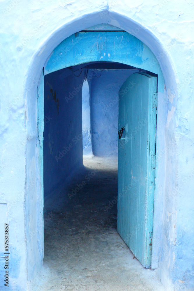 Puerta abierta de entrada a un patio de casa marroquí. Open entrance door to a courtyard of a Moroccan house. Puerta abierta de entrada a un patio de casa marroquí. Open entrance door to a courtyard of a Moroccan house.