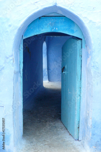 Puerta abierta  de entrada a un patio de casa marroquí. Open entrance door to a courtyard of a Moroccan house.