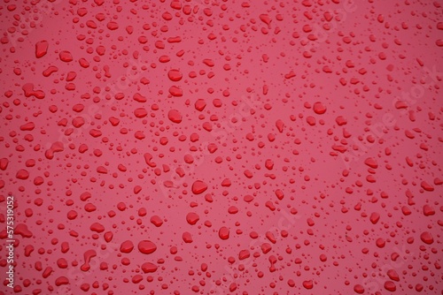 Rote Metallfl  che mit Regentropfenmuster als Hintergrund