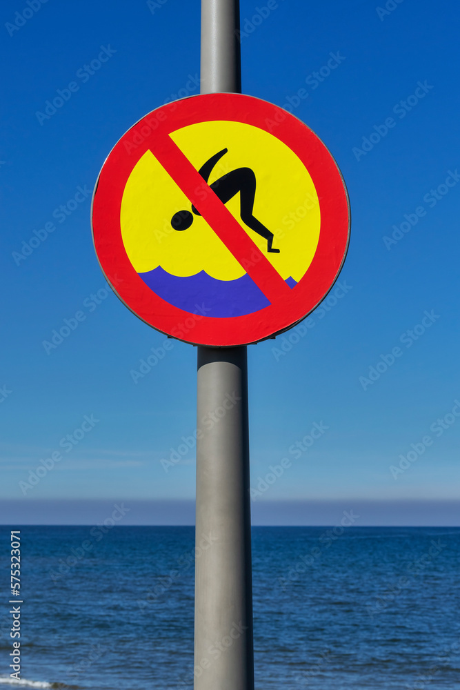 In das Wasser springen verboten
