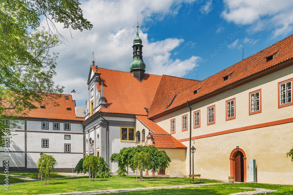 Minoritenkloster mit der Fronleichnamskirche Krumau, Tschechien Minoritenkloster mit der Fronleichnamskirche Krumau, Tschechien