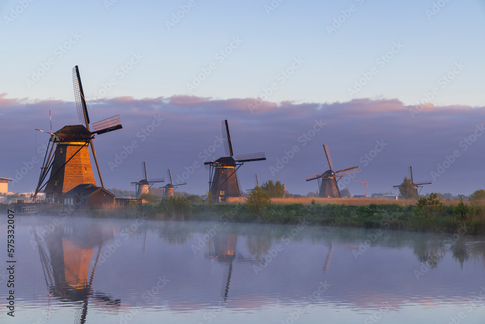 Traditional Dutch windmills in Kinderdijk - Unesco site, The Netherlands - obrazy, fototapety, plakaty 