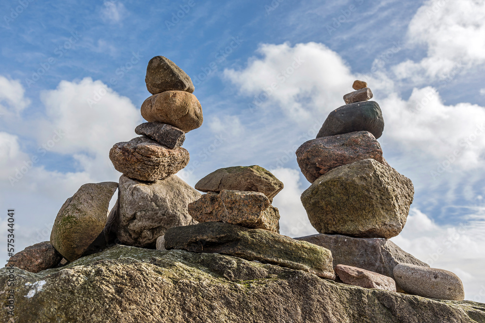 Aufgeschichtete Steine an der Küste der Nordfriesischen Insel Föhr Aufgeschichtete Steine an der Küste der Nordfriesischen Insel Föhr