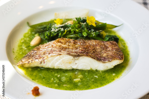 タイのムニエル　ほうれん草のソースを添えて