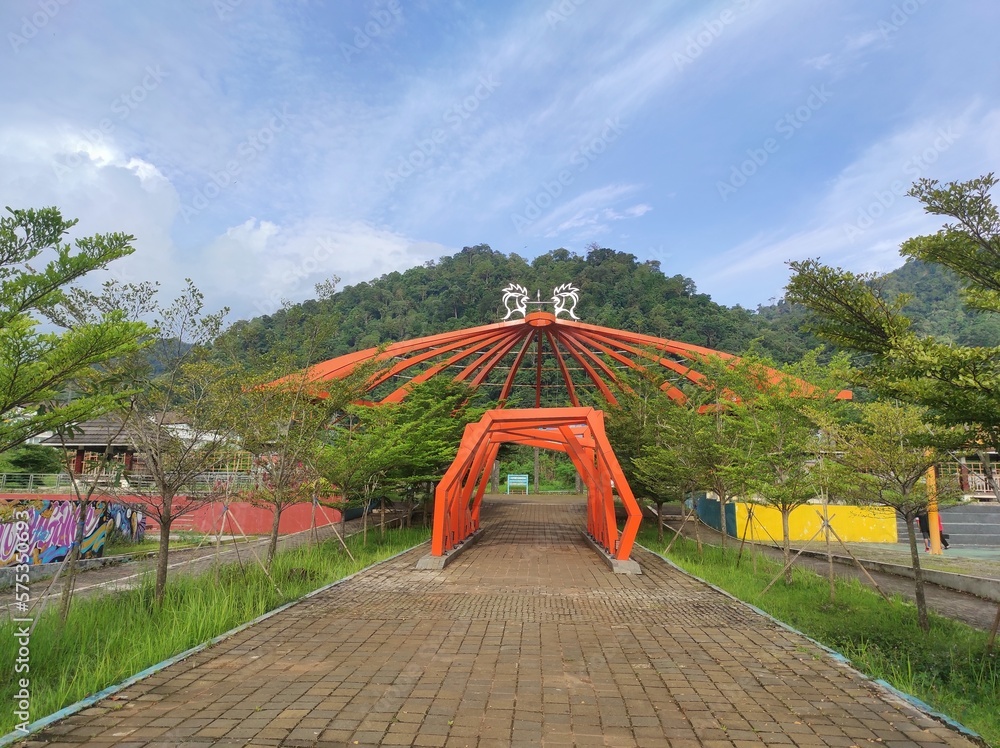 Ratu Ngarai Harbor Park with a mountainous background, can be an option to spend time with family