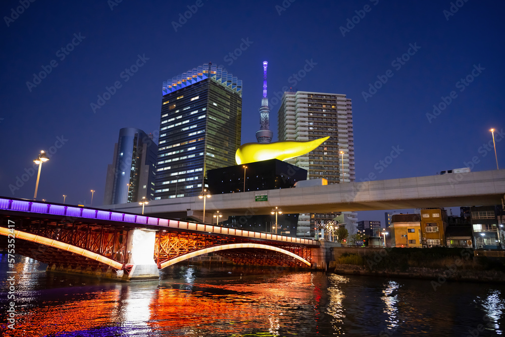 Naklejka premium 東京水辺ライン船上から見える風景(夜景)