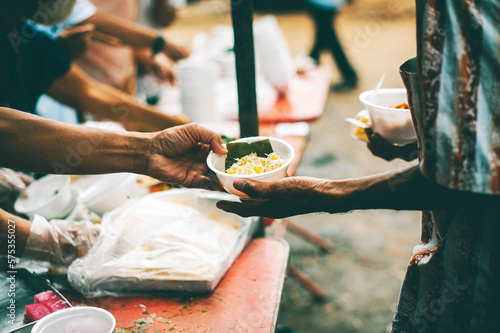Fotografie Volunteers come to provide free meals to the hungry poor : the concept of humanitarian assistance