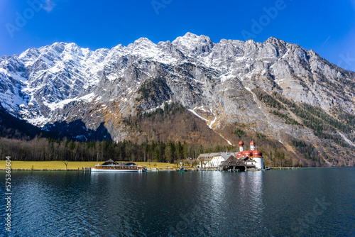 Urlaub in Bayern: der schöne Königssee im Berchtesgadener Land, Alpen mit der Wallfahrtskirche St. Bartholomä im Winter bei Schnee photo