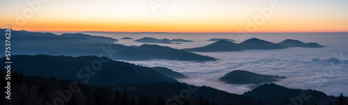 Fotografiet Panoramablick über den abendlichen Nordschwarzwald bei Inversion