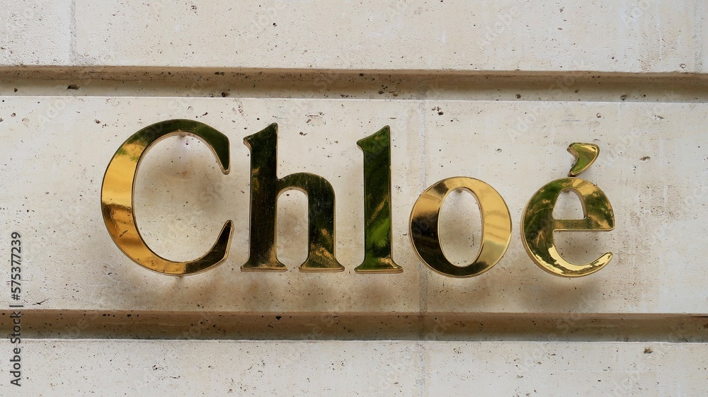 Enseigne / logo de la marque Chloé, célèbre entreprise française de mode de  luxe, sur la façade de sa boutique de l'avenue Montaigne à Paris – mai 2021  (France) Photos | Adobe Stock